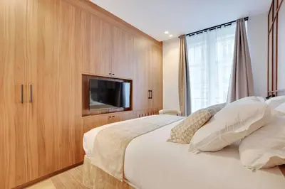 Un ou plusieurs lits dans un hébergement de l'établissement Elegant apartment with AC -2BR-6P- le Marais