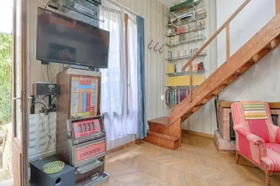 Télévision ou salle de divertissement dans l'établissement Les bamboos de Malakoff Paris