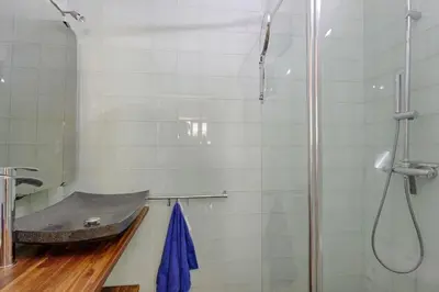 Salle de bains dans l'établissement Les bamboos de Malakoff Paris