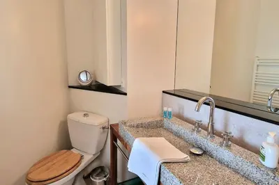 Salle de bains dans l'établissement Duplex double terrasses 4P
