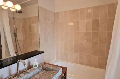 Salle de bains dans l'établissement Duplex double terrasses 4P