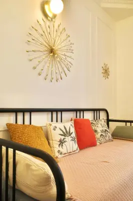 Un ou plusieurs lits dans un hébergement de l'établissement Elegant Apt Sleep 5 in Alasseur Near Eiffel Tower
