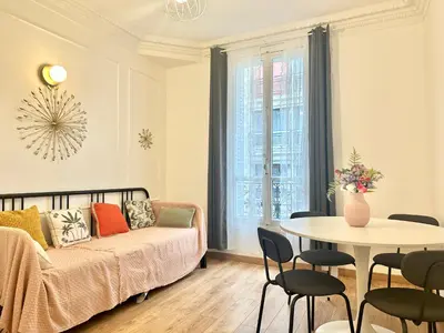 Un ou plusieurs lits dans un hébergement de l'établissement Elegant Apt Sleep 5 in Alasseur Near Eiffel Tower