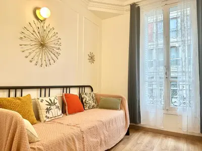 Un ou plusieurs lits dans un hébergement de l'établissement Elegant Apt Sleep 5 in Alasseur Near Eiffel Tower