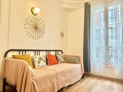 Un ou plusieurs lits dans un hébergement de l'établissement Elegant Apt Sleep 5 in Alasseur Near Eiffel Tower