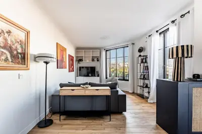 Télévision ou salle de divertissement dans l'établissement Charmant Appartement Boulogne - 1 chambre