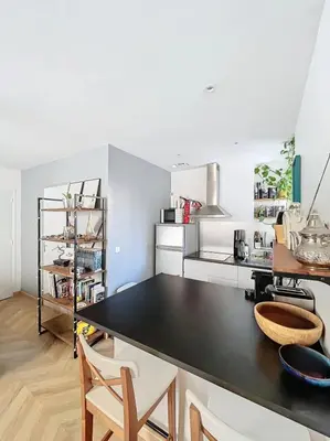 Cuisine ou kitchenette dans l'établissement Charming 2-Room Paris Getaway Near Le Marais