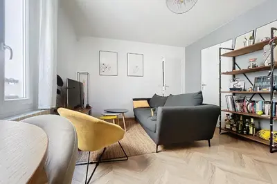Coin salon dans l'établissement Charming 2-Room Paris Getaway Near Le Marais