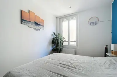 Un ou plusieurs lits dans un hébergement de l'établissement Charming 2-Room Paris Getaway Near Le Marais