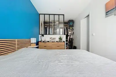 Un ou plusieurs lits dans un hébergement de l'établissement Charming 2-Room Paris Getaway Near Le Marais