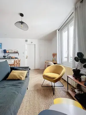 Coin salon dans l'établissement Charming 2-Room Paris Getaway Near Le Marais