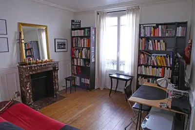 Bibliothèque dans l'appartement