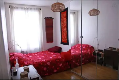 Un ou plusieurs lits dans un hébergement de l'établissement Quiet APT 2Rooms Big Kitchen Canal Saint Martin