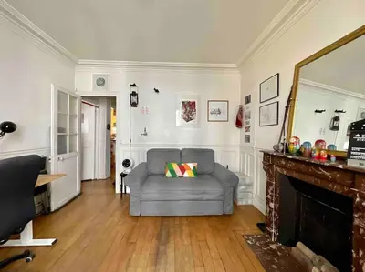 Coin salon dans l'établissement Quiet APT 2Rooms Big Kitchen Canal Saint Martin
