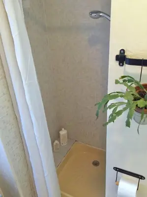 Salle de bains dans l'établissement Quiet APT 2Rooms Big Kitchen Canal Saint Martin