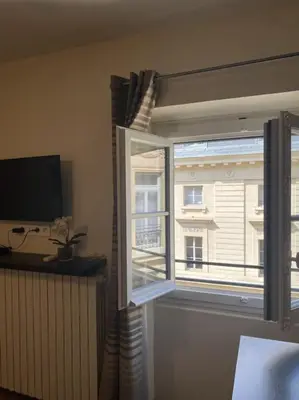 Télévision ou salle de divertissement dans l'établissement Studio élégant proche grand Rex Fbg Poissonnière
