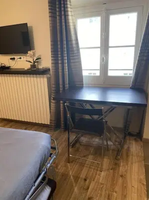 Télévision ou salle de divertissement dans l'établissement Studio élégant proche grand Rex Fbg Poissonnière