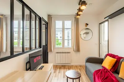 Télévision ou salle de divertissement dans l'établissement Cozy 1-bedroom apartment with all amenities near iconic Montmartre neighbourhood