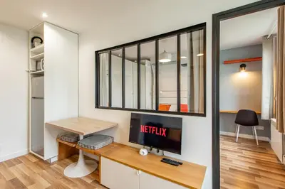 Télévision ou salle de divertissement dans l'établissement Cozy 1-bedroom apartment with all amenities near iconic Montmartre neighbourhood
