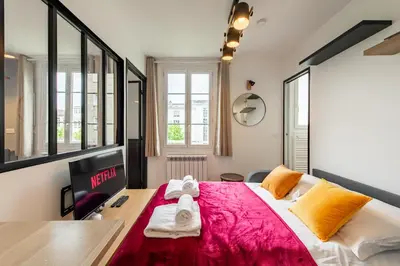 Un ou plusieurs lits dans un hébergement de l'établissement Cozy 1-bedroom apartment with all amenities near iconic Montmartre neighbourhood