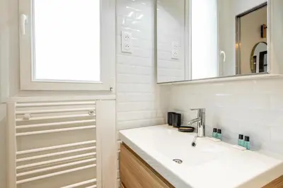 Salle de bains dans l'établissement Cozy 1-bedroom apartment with all amenities near iconic Montmartre neighbourhood