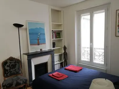 Un ou plusieurs lits dans un hébergement de l'établissement Charmant appartement parisien 2 pièces