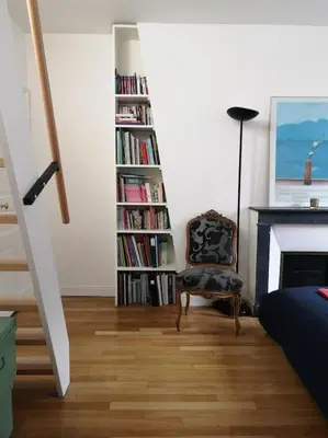 Bibliothèque dans l'appartement