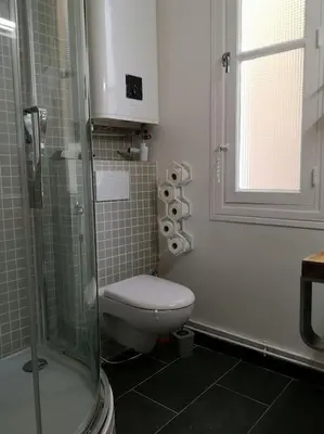 Salle de bains dans l'établissement Charmant appartement parisien 2 pièces