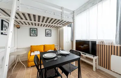 Télévision ou salle de divertissement dans l'établissement Close to Montmartre l Fully equipped studio