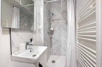Salle de bains dans l'établissement Close to Montmartre l Fully equipped studio