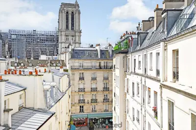 Vue générale sur Paris ou vue de la ville depuis l'appartement
