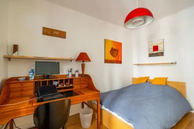 Télévision ou salle de divertissement dans l'établissement Creative Artist's Retreat in Paris
