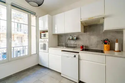 Cuisine ou kitchenette dans l'établissement Creative Artist's Retreat in Paris