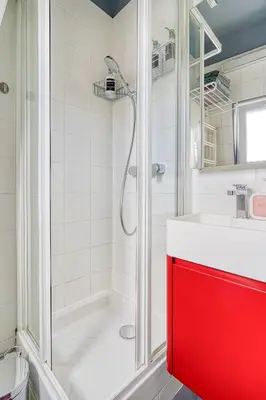 Salle de bains dans l'établissement Sous les toits du Père Lachaise