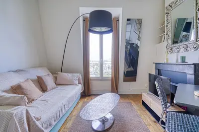 Télévision ou salle de divertissement dans l'établissement Sous les toits du Père Lachaise