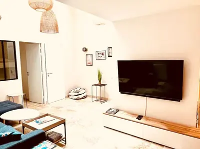 Télévision ou salle de divertissement dans l'établissement Stylish Loft Paris 17- 3 bdrs - 2 bathrs - 7 pers