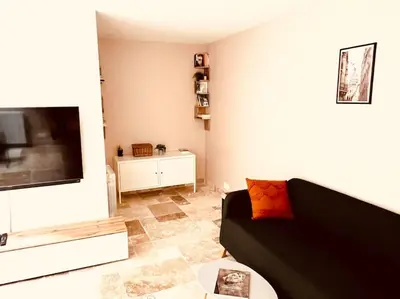 Télévision ou salle de divertissement dans l'établissement Stylish Loft Paris 17- 3 bdrs - 2 bathrs - 7 pers