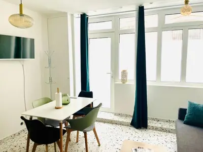 Télévision ou salle de divertissement dans l'établissement Cosy loft- Paris 17e - 4 pers