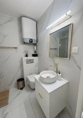 Salle de bains dans l'établissement Charmant Studio avec Balcon