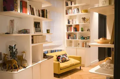 Bibliothèque dans l'appartement