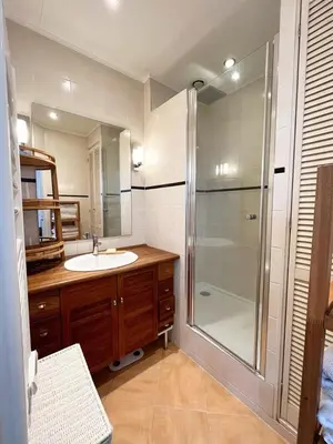 Salle de bains dans l'établissement Appartement à côté du Musée Grévin
