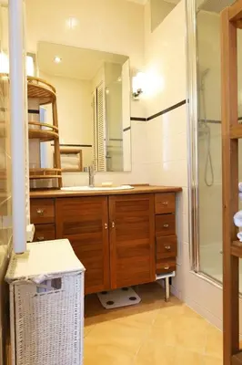 Salle de bains dans l'établissement Appartement à côté du Musée Grévin