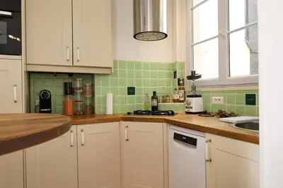 Cuisine ou kitchenette dans l'établissement Appartement à côté du Musée Grévin