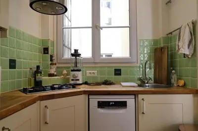 Cuisine ou kitchenette dans l'établissement Appartement à côté du Musée Grévin
