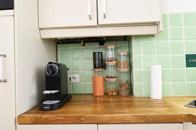Cuisine ou kitchenette dans l'établissement Appartement à côté du Musée Grévin