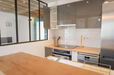 Cuisine ou kitchenette dans l'établissement Appartement Chic & Spacieux | Paris 2ème