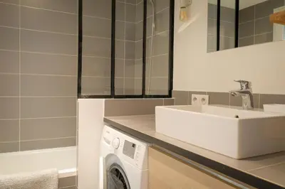 Salle de bains dans l'établissement Appartement Chic & Spacieux | Paris 2ème