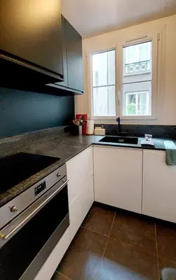 Cuisine ou kitchenette dans l'établissement Beau et charmant appartement à Bastille