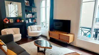 Télévision ou salle de divertissement dans l'établissement Beau et charmant appartement à Bastille