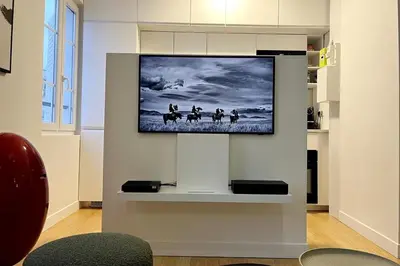 Télévision ou salle de divertissement dans l'établissement Arc de Triomphe | Champs Élysées - Magnifique T2